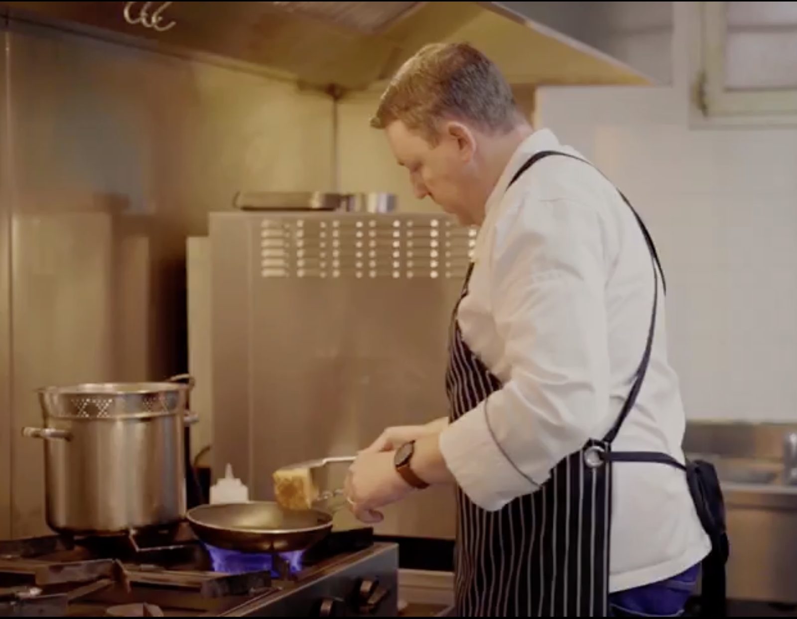 Chef Justin Jennings cooking at Downunder, Australian fusion restaurant in Santos Lisbon